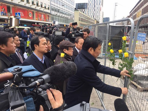 Le Vietnam rend hommage aux victimes de l’attentat de Stockholm - ảnh 1